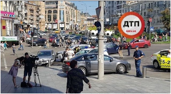 В Киеве столкнулись 3 автомобиля, один загорелся