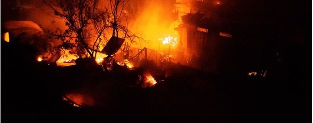 Ночью в Одессе масштабный пожар уничтожил дома возле причала №129. Появилось видео