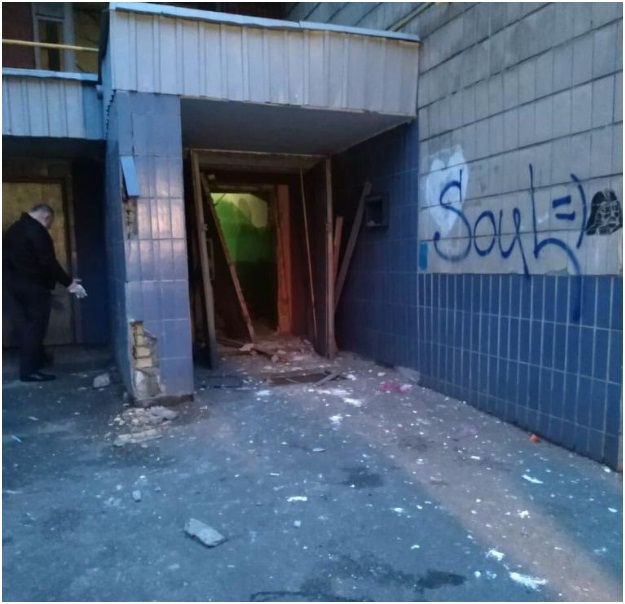 В Киеве в подъезде многоэтажного дома произошел взрыв. Есть пострадавшие