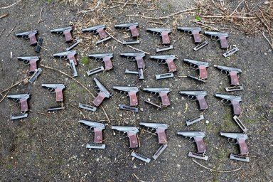 В Мариуполе обнаружен крупный схрон оружия и боеприпасов. Появилось видео