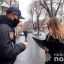 В Одессе девушка ударила прохожего ножом. Появилось видео