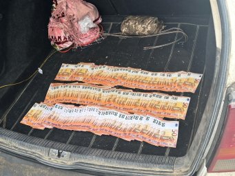 На кордоні з Румунією прикордонник намагався переправити чоловіка через кордон. З'явилося відео