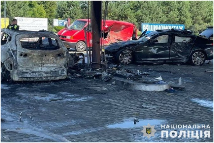 У Раковці авто зіткнулося з бензоколонкою. Є постраждалі