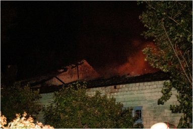 В Киеве горела мастерская в одной из школ. Появилось видео