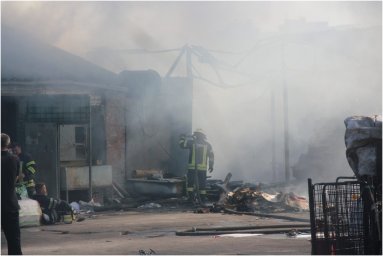В Никополе  горит стеклобаза