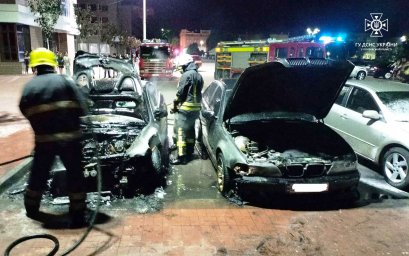 У Кременчуку горіли три автомобілі. З’явилось відео