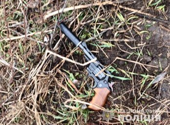 В Белой Церкви мужчина с револьвером угрожал полицейским. Появилось видео