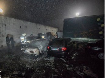 В Днепре ночью сгорели 5 автомобилей