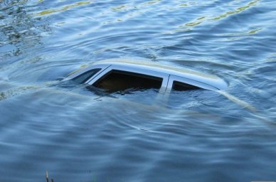 В Изюме автомобиль сорвался с моста в реку