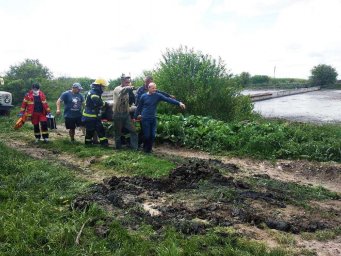 В Нововолынске из колодца подняли двоих мужчин