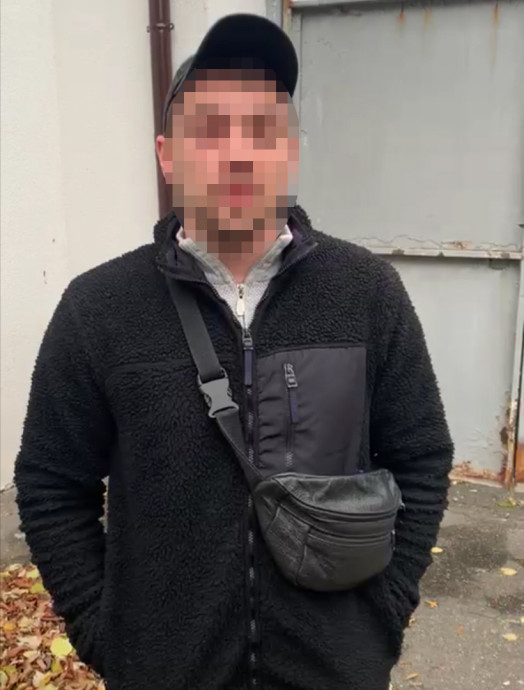 В Киеве мужчина с ножом ограбил ребенка. Появилось видео