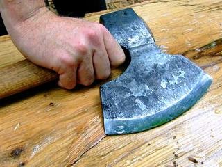 В Новом Буге задержан мужчина, ударивший товарища топором