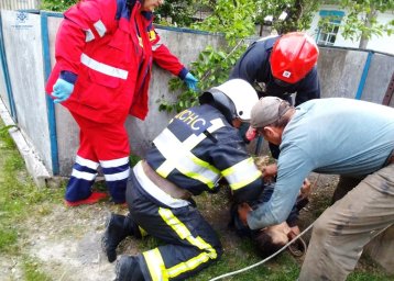У Київській області літній чоловік впав до колодязя