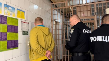 В Виннице трое мужчин устроили драку в офисе. Появилось видео