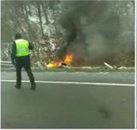 На Обуховской трассе авто слетело в кювет и вспыхнуло. Появилось видео