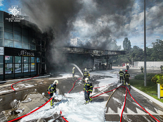 У Києві автомобіль врізався в АЗС. З’явилось відео