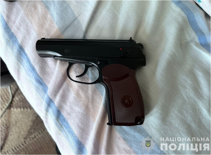 У селі Чорний Потік на одній з вулиць чоловік стріляв в групу підлітків. Є поранені