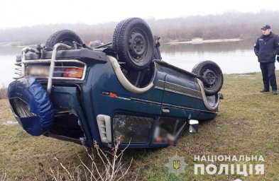 В Черниговской области автомобиль упал в реку