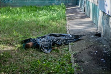 В Киеве молодой человек испугавшись полицейских вскрыл себе вены и выпрыгнул из окна. Появилось виде