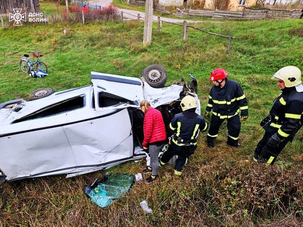 У Волинській області через зіткнення автівки та потяга постраждали троє осіб. З’явилось відео