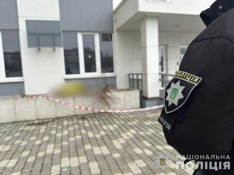 В Одесі з 16-го поверху житлового будинку впали жінка та її малолітня донька