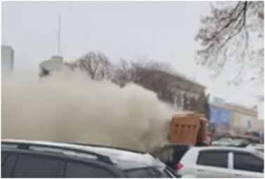 В Харькове во время движения загорелся грузовик. Появилось видео