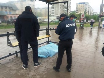 Во Львове на остановке скончался мужчина