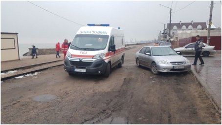 В Бердянске в автомобиле обнаружено окровавленное тело водителя. Появилось видео