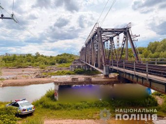 В Ивано-Франковской области подросток упал с железнодорожного моста. Появилось видео