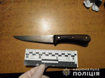 В Шостке мужчина ударил знакомого ножом