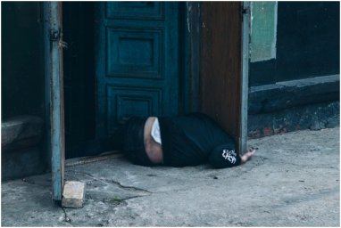 В Днепре у подъезда дома на улице Центральной обнаружено тело мужчины. появилось видео