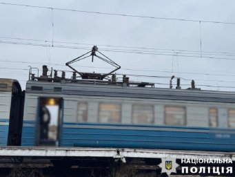 На залізничній станції «Бобрик»підліток заліз на дах потяга та отримав опіки