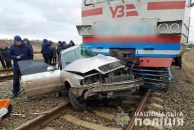 В Донецкой области столкнулись поезд и автомобиль