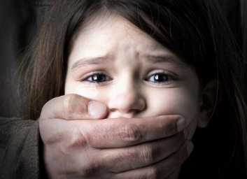 В Сумской области мужчина насиловал малолетнюю девочку