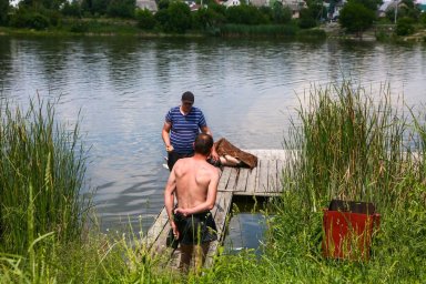 Под Киевом из озера достали тело пропавшего молодого человека