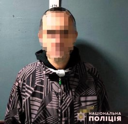 В Киеве мужчина ударил ножом прохожего