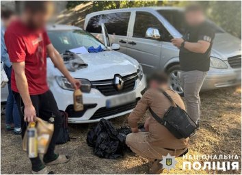 У Києві затримана група молодиків, які підпалювали військові автівки. З’явилося відео