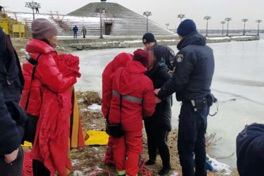 В Днепре женщина провалилась под лед