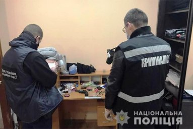В Хмельницком мужчина с оружием напал на полицейских