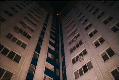 В Киеве на проспекте Тычины девушка выпала из окна многоэтажного дома В Киеве на проспекте Тычины девушка выпала из окна многоэтажного дома