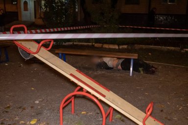 На детской площадке в Днепре обнаружен труп мужчины На детской площадке в Днепре обнаружен труп мужчины