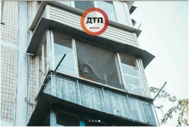 В Киеве мужчина выпал с 4 этажа. При этом мужчина был совершенно голый