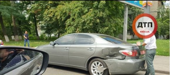 В Киеве на проспекте Лобановского Renault протаранил Lexus