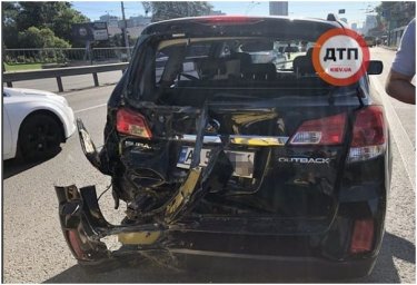 В Киеве столкнулись легковой автомобиль и автобус