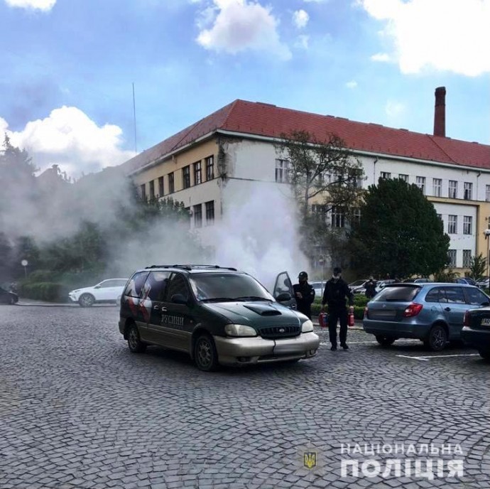 В Ужгороде мужчина поджег автомобиль возле здания администрации. Появилось видео