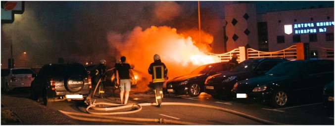 В Киеве в ЖК «Новопечерский» сгорел автомобиль, ещё 2 пострадали. Появилось видео