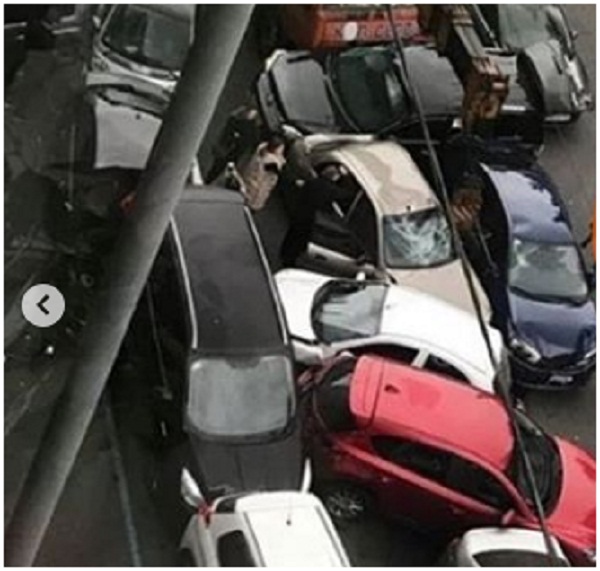В центре Киева КАМАЗ «свалил в кучу» более 20 авто. Появилось видео