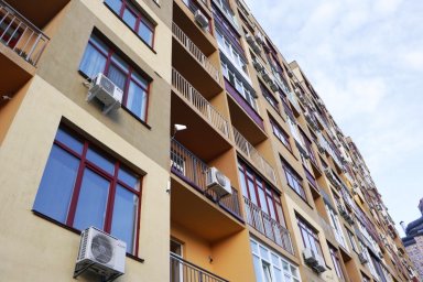 В Киеве девушка выбросилась из окна