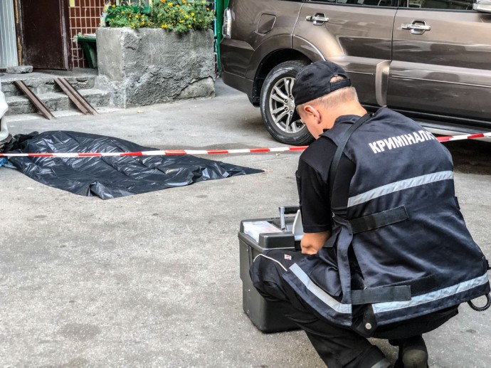 В Киеве женщина выпала из окна. Появилось видео