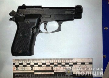 В Мариуполе у женщины изъяли оружие и наркотики В Мариуполе у женщины изъяли оружие и наркотики